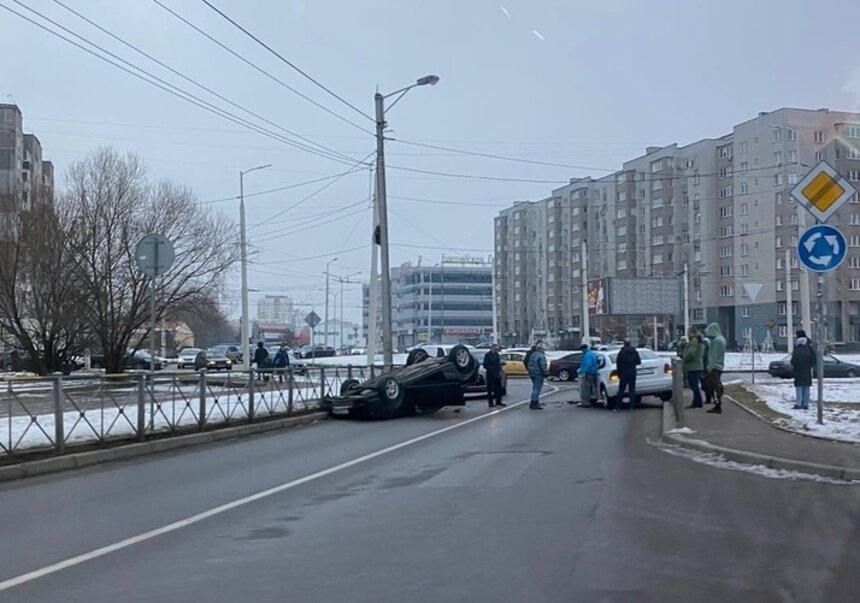 В Калининграде столкнулись два автомобиля, одна машина перевернулась - Новости Калининграда