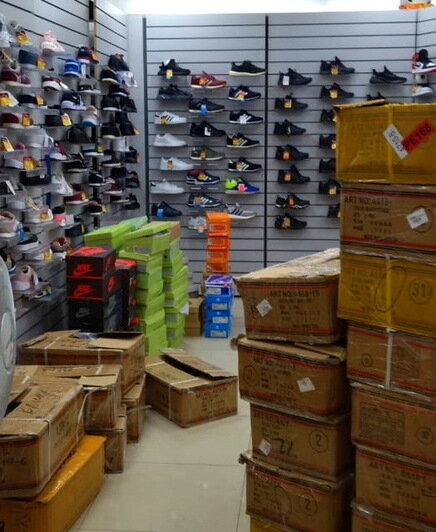 В ТЦ на Черняховского нашли больше 500 пар контрафактных вьетнамских кроссовок - Новости Калининграда | Фото: пресс-служба Калининградской областной таможни