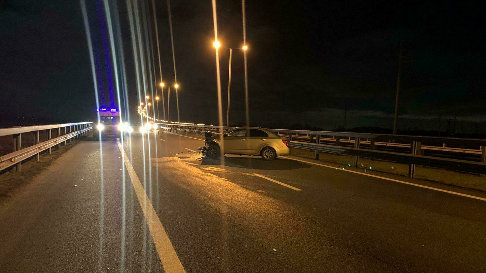 Перестраивалась и машину занесло: на Приморском кольце водитель Chevrolet  врезалась в отбойник - Новости Калининграда