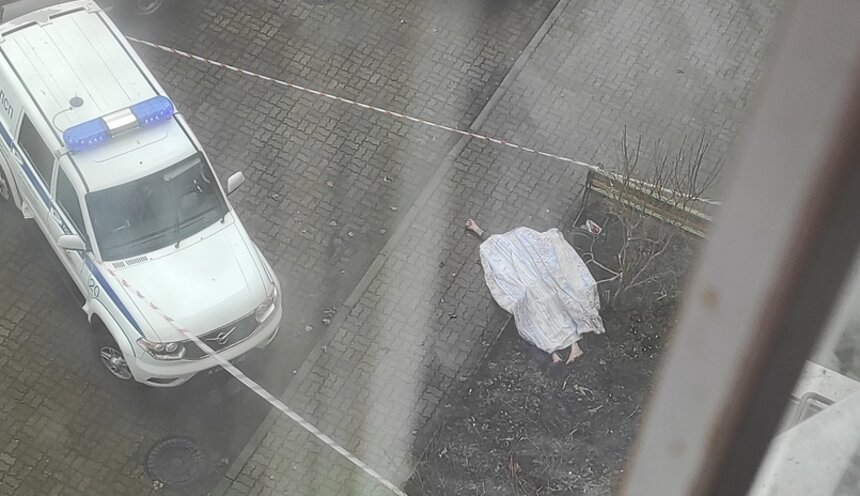 В Калининграде на Гайдара погиб мужчина, выпавший с 13 этажа  - Новости Калининграда | Фото: очевидец