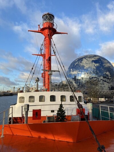 Первые посетители плавучего маяка «Ирбенский» получили призы от Музея Мирового океана - Новости Калининграда