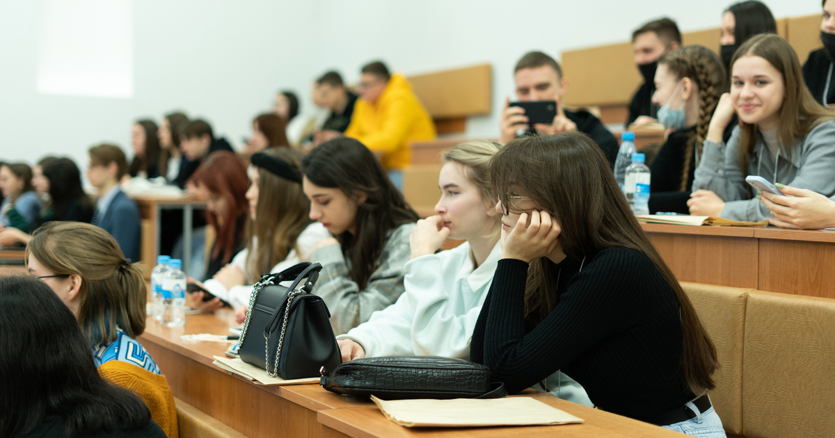 Много вузов. Молодежь в организации. Вуз это колледж. Вузы предлагают.