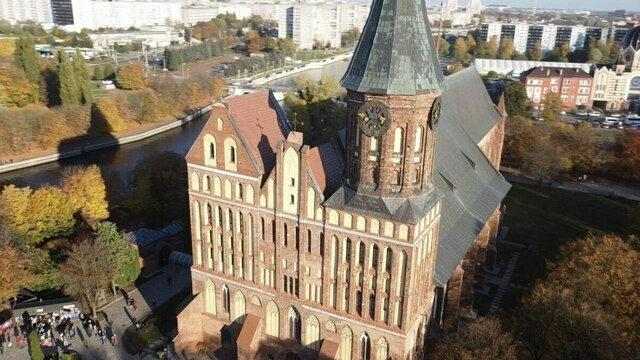 В Калининграде под часами на башне Кафедрального собора образовалась дыра (видео) 