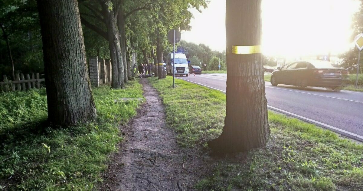 Инцидент калининградская область. Тротуар в городе. Обочина в городе. Тротуар у домов город. Калининград тротуары пешеходные.