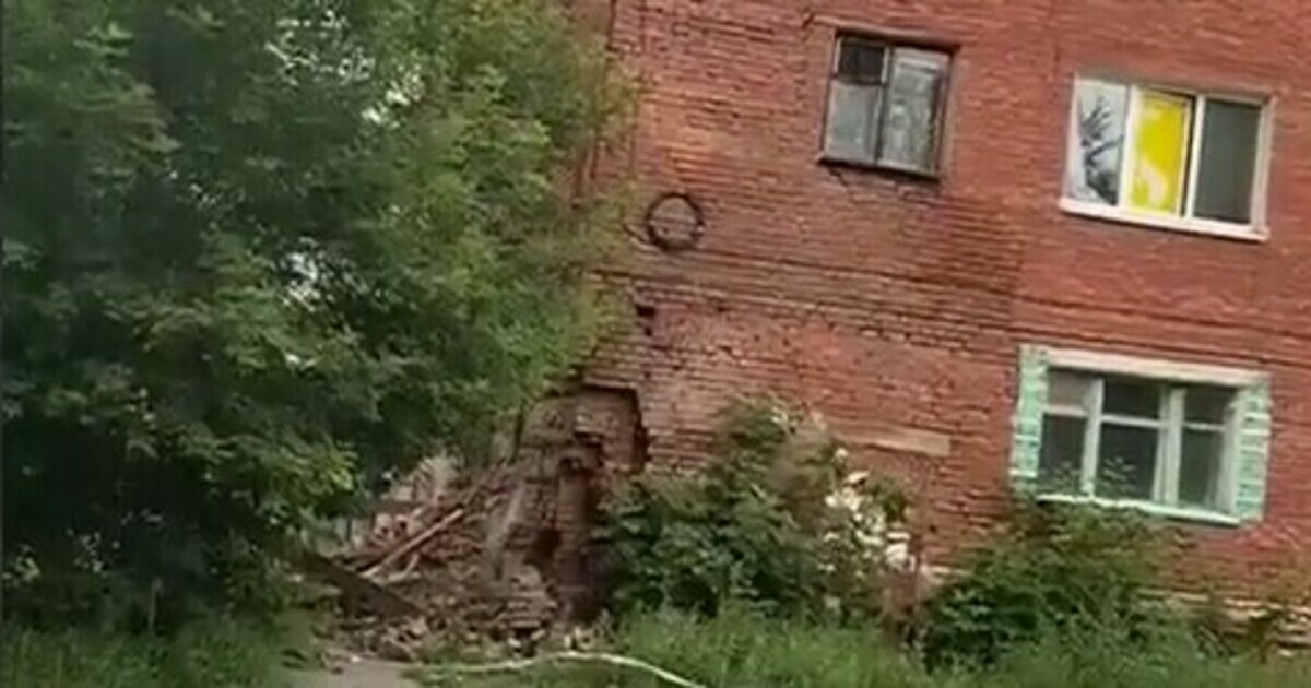 Обрушения части жилого дома в омске. Аварийный дом. Калининград многоэтажки. Обломки домов. Жилой двор многоэтажки.