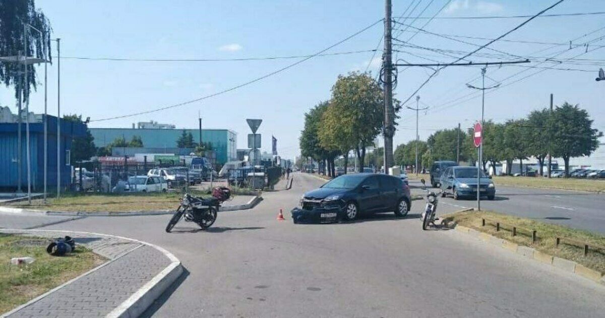 Инцидент калининградская область. Авария на Московском проспекте в Калининграде. Московский проспект 53 Калининград. Машина на дороге. Перекресток фото.