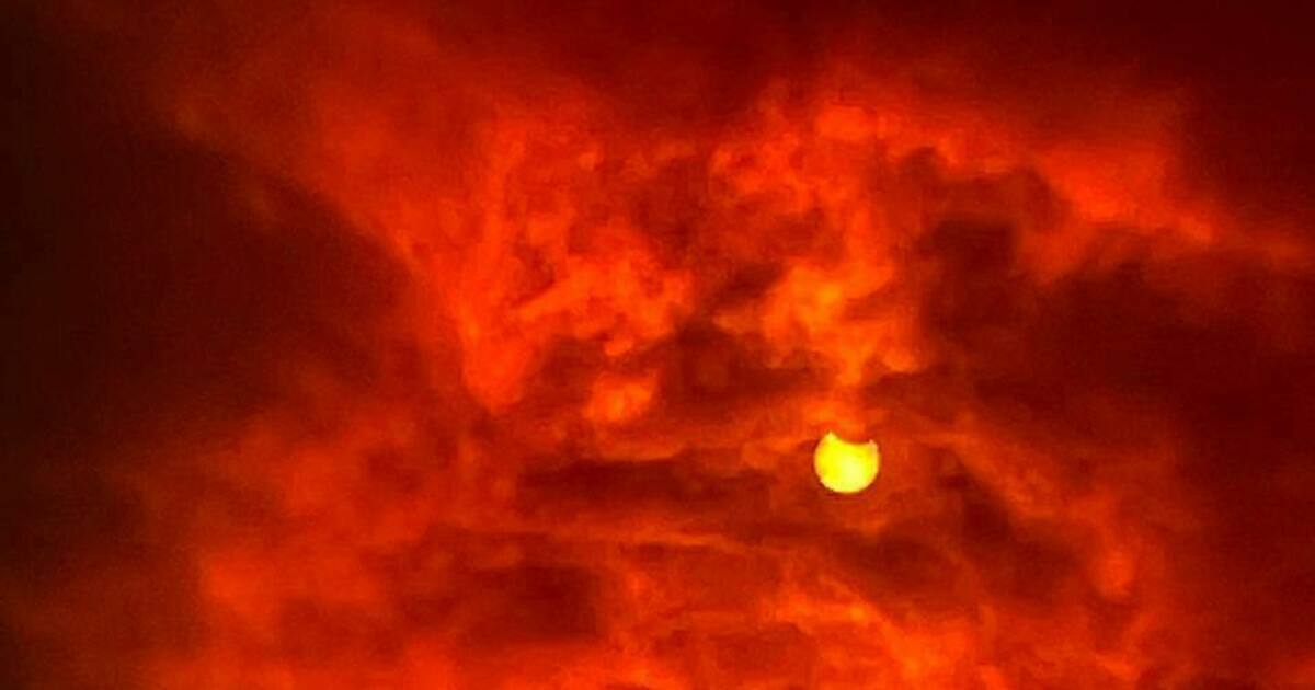 Солнечное затмение в калининграде. Затмение Калининград 2022. Затмение солнца. Затмение солнца фото. Два солнечных затмения.