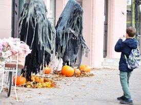 Фото дня: потусторонние сущности на улице Калининграда накануне Хэллоуина