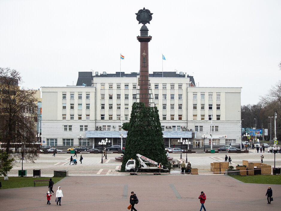 Фото дня: в Калининграде на площади Победы устанавливают новогоднюю ёлку 