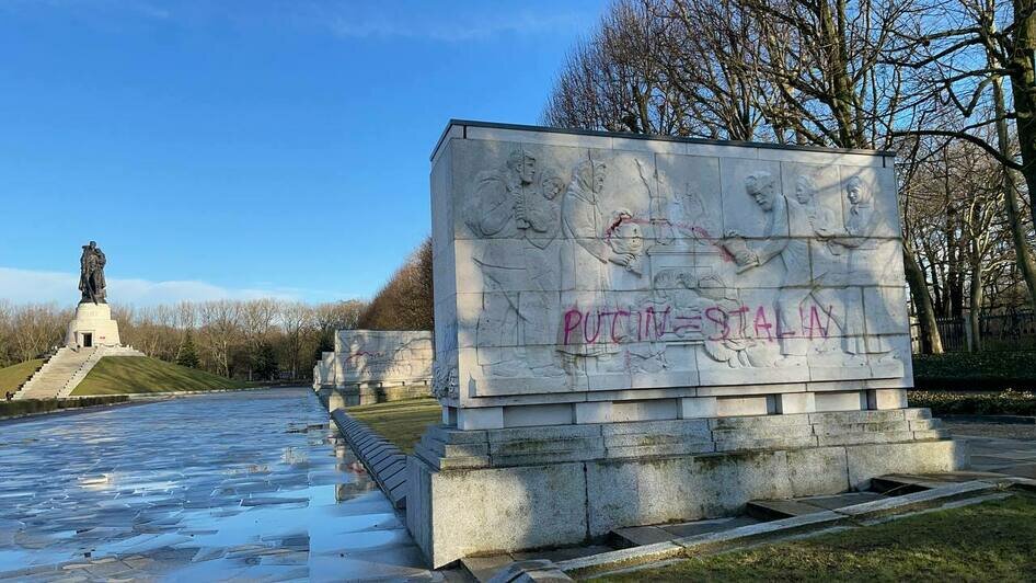 Вандалы осквернили в Берлине советский памятник воину-освободителю (фото) - Новости Калининграда | Фото: Посольство России в ФРГ