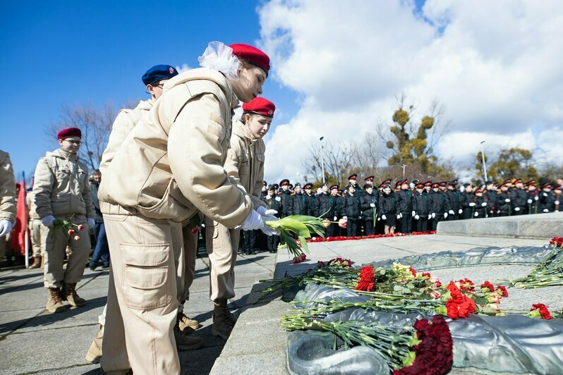 Мемориал 1200 калининград. Возложение цветов. Возложение цветов к памятнику. Мемориал 1200 гвардейцам в Калининграде. Памятник военному оркестру.