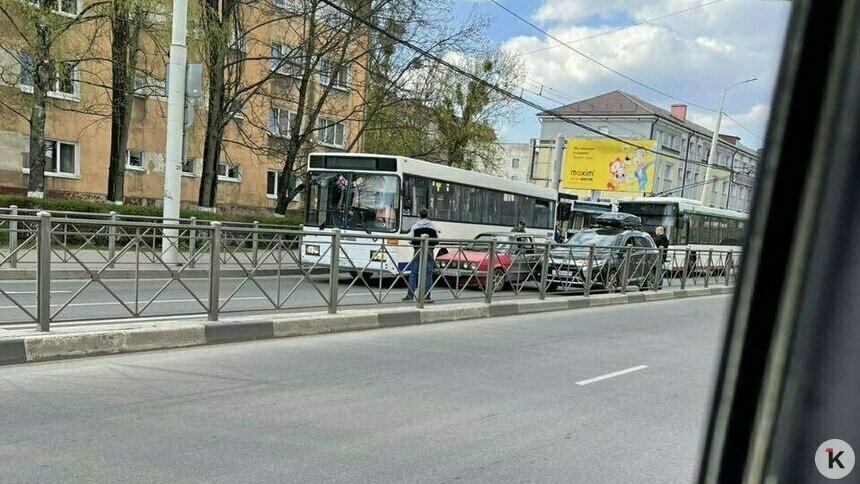 На Горького после ДТП автобуса с двумя легковушками полностью перекрыто движение к центру - Новости Калининграда | Фото очевидца