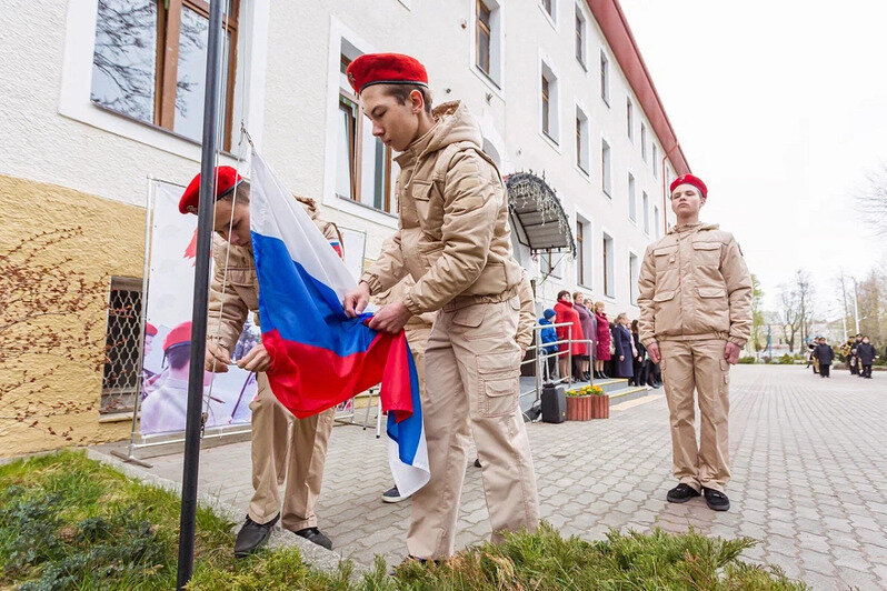 В нескольких калининградских школах по понедельникам начали поднимать флаг и петь гимн - Новости Калининграда | Фото: пресс-служба правительства Калининградской области