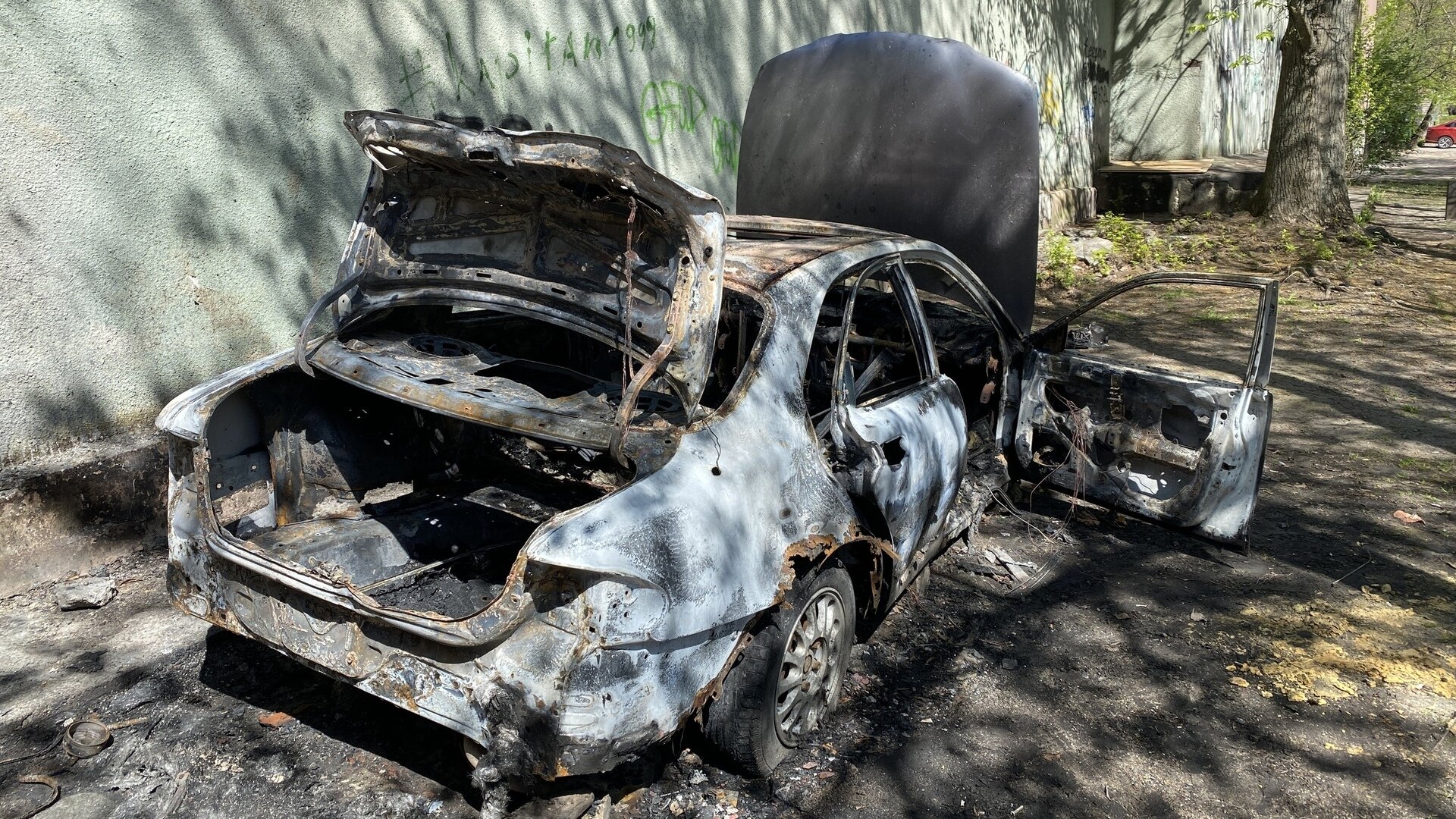 В центре Калининграда загорелась машина, оставшаяся бесхозной после смерти  хозяина - Новости Калининграда