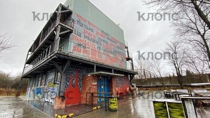 Клуб «Завод», в спортивный зал ведёт лестница с улицы | Фото: Александр Подгорчук / «Клопс» 