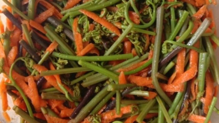 Салат из орляка с морковью | Фото: сообщество «Грибы и грибники Калининградской области»