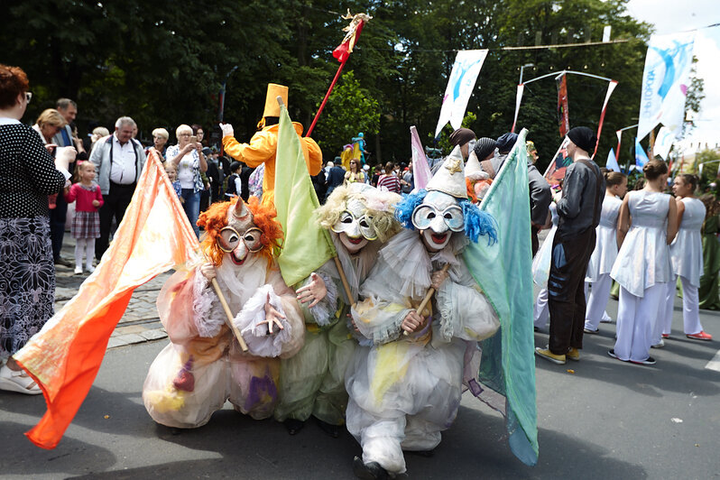новогодний калининград остров канта. шествие на день города. как украсили площадь победы в калининграде 2022. площадь победы калининград зимой. с днем города.