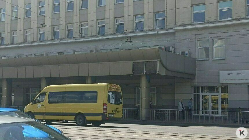 В Калининграде грузовик сорвал часть обшивки с козырька на здании мэрии - Новости Калининграда | Фото: «Клопс»