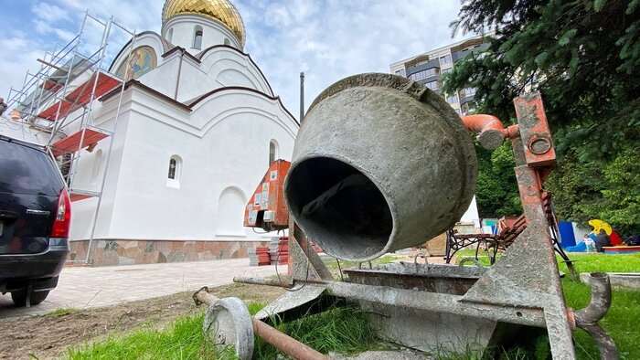 Храм ремонтируют три бригады строителей | Фото: Александр Подгорчук / «Клопс» 