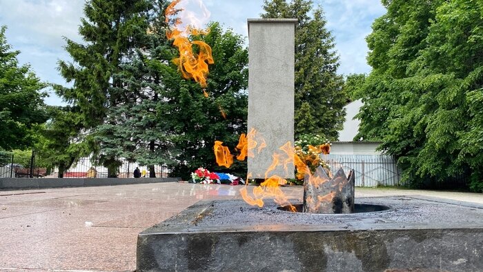 «Нам такое в голову не придёт!»: рабочие из храма на Комсомольской отрицают, что жарили мясо на Вечном огне   - Новости Калининграда