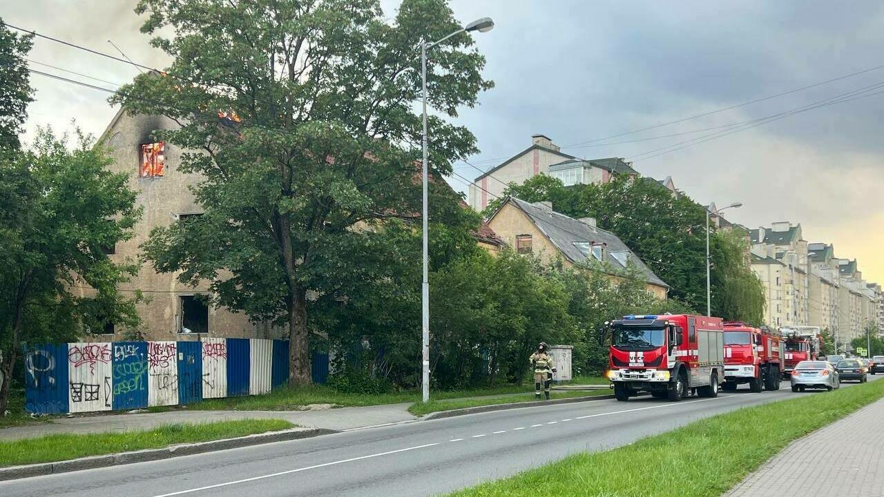 Очевидцы: в Калининграде на Островского загорелся дом (фото) - Новости  Калининграда