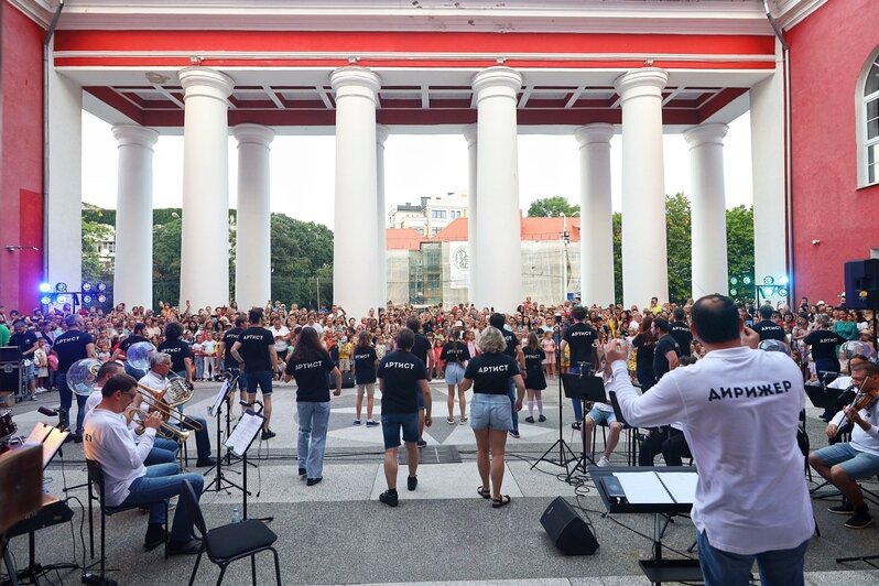 Под зонтиком с Леди Совершенство: в Калининграде прошла презентация мюзикла «Мэри Поппинс» (фоторепортаж)  - Новости Калининграда | Фото: Александр Подгорчук / «Клопс»