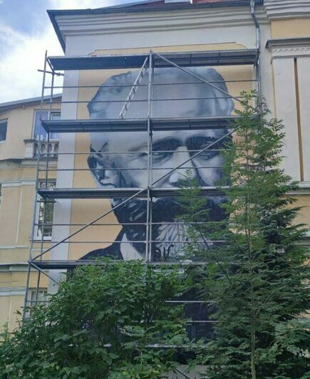 Стену немецкого дома в Калининграде украсили муралом с изображением Чайковского (фото) - Новости Калининграда | Фото: Светлана Шунейко