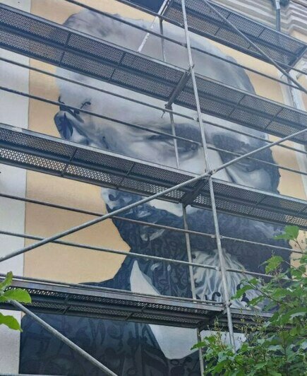 Стену немецкого дома в Калининграде украсили муралом с изображением Чайковского (фото) - Новости Калининграда | Фото: Светлана Шунейко