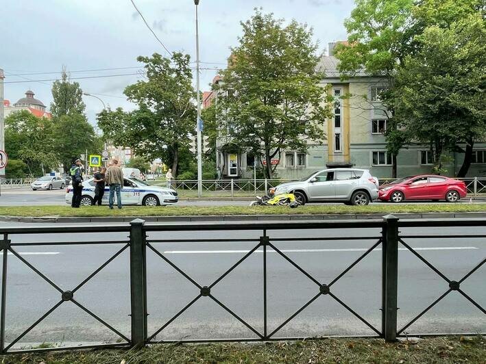 На Невского мотоциклист убегал от полиции, не справился с управлением и задел два автомобиля (видео) - Новости Калининграда