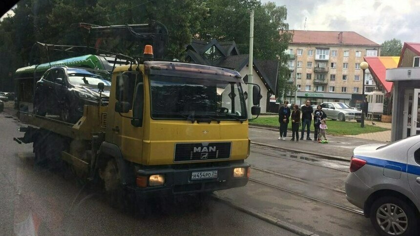 В Калининграде с трамвайных путей возле Центрального парка начали эвакуировать машины (фото) - Новости Калининграда | Фото читателя