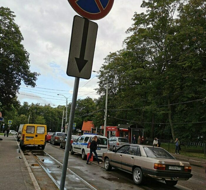 В Калининграде с трамвайных путей возле Центрального парка начали эвакуировать машины (фото) - Новости Калининграда | Фото читателя