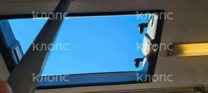 В калининградском автобусе вместо сломавшегося кондиционера в люке закрепили вентилятор (фото) - Новости Калининграда | Фото читателя
