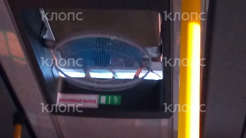 В калининградском автобусе вместо сломавшегося кондиционера в люке закрепили вентилятор (фото) - Новости Калининграда | Фото читателя