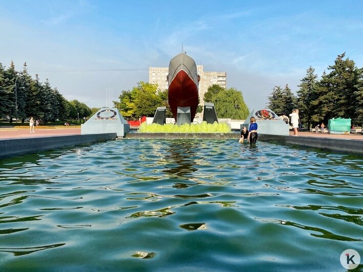 В новом фонтане у «Катера» на Моспроспекте вода окрасилась в зелёный цвет (фото) - Новости Калининграда | Фото: Александр Подгорчук / «Клопс»