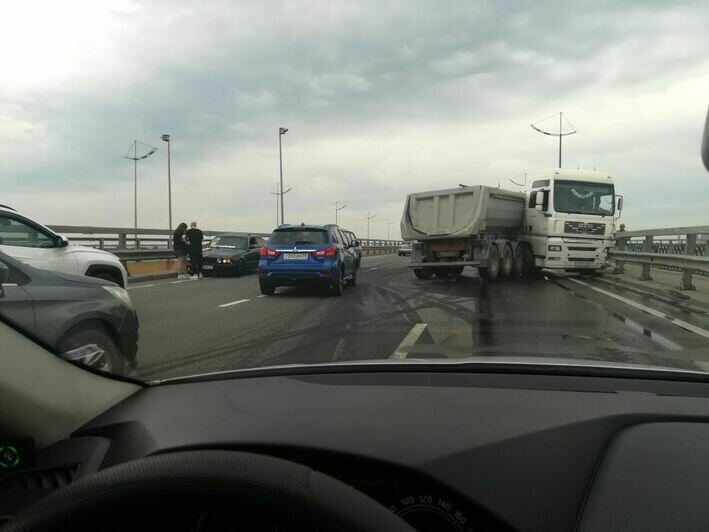 На Берлинском мосту грузовик развернуло после столкновения с BMW (фото) - Новости Калининграда
