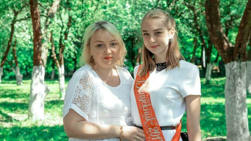 Наталья вместе с дочерью после её выпускного в 2017 году  | Фото предоставила Алёна Олькина