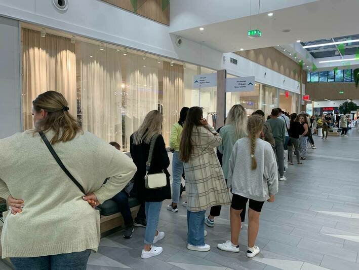 «Урвала целый пакет»: калининградцы рассказали об очередях в закрывающийся магазин H&M (видео) - Новости Калининграда | Фото: «Клопс»