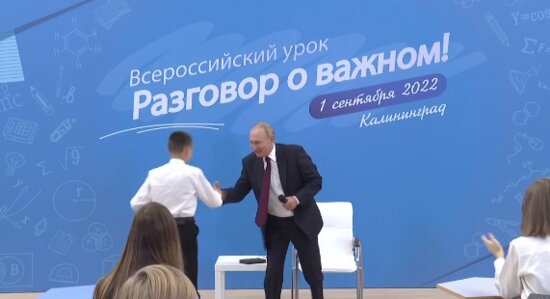 На открытом уроке в Калининграде мальчик попросил Путина пожать ему руку в качестве подарка ко дню рождения отца - Новости Калининграда | Скриншот трансляции урока