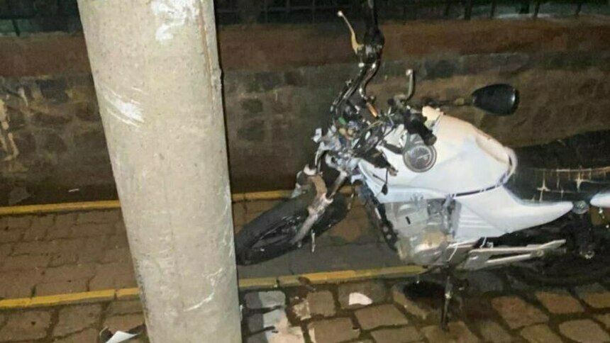 На Ялтинской 20-летний мотоциклист без прав разбил Yamaha о фонарный столб - Новости Калининграда | Фото: пресс-служба регионального УМВД