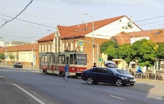 На Черняховского столкнулись две легковушки, перегородив дорогу трамваю (фото) - Новости Калининграда | Фото: очевидец