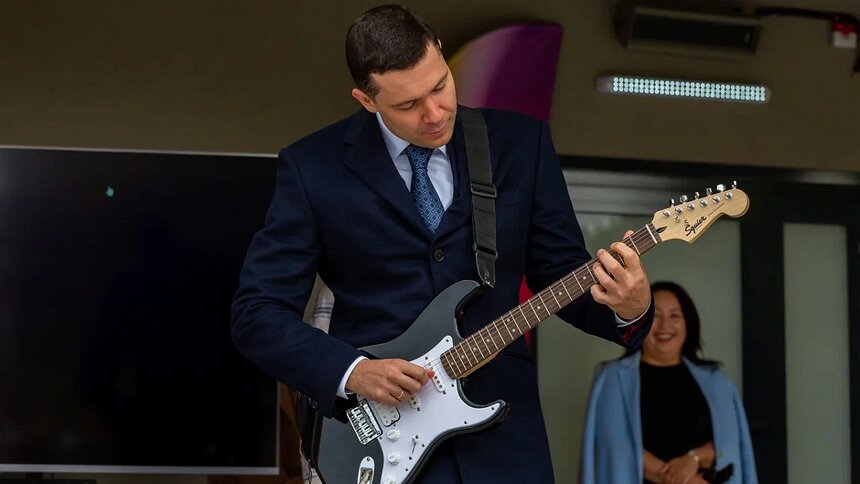 Алиханов сыграл на гитаре на открытии Дома студента в БФУ (фото) - Новости Калининграда | Фото: пресс-служба правительства Калининградской области