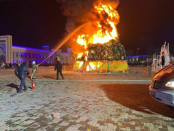 Главная ёлка казахстанского Тараза загорелась на шестой минуте нового года (видео) - Новости Калининграда | Фото: Департамент по чрезвычайным ситуациям Жамбылской области