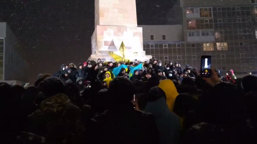 На изображении протесты в Алматы | Скриншот видео с  Telegram-канала Vlast.kz