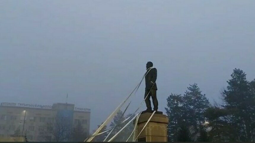 В Талдыкоргане протестующие под гимн Казахстана пытаются снести памятник Назарбаеву (видео) - Новости Калининграда | Фото: скриншот с видео
