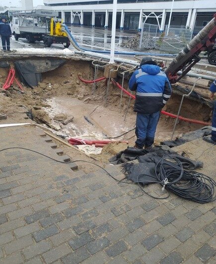 Рядом со стадионом «Калининград» из-за протечки водопровода вырыли трёхметровую яму (фото) - Новости Калининграда | Фото: «Клопс»