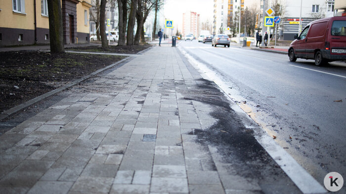Грязь сливается на тротуар | Фото: Александр Подгорчук / «Клопс»
