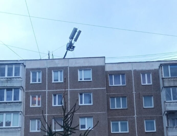 «Вот-вот может упасть»: в Калининграде из-за шторма накренилась вышка сотовой связи на Согласия (фото) - Новости Калининграда | Фото: очевидец