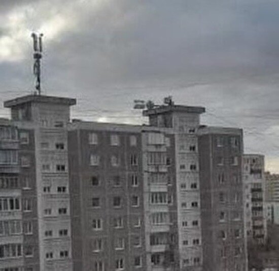 На Согласия упала вышка сотовой связи, накренившаяся из-за ночного шторма - Новости Калининграда | Фото: очевидец