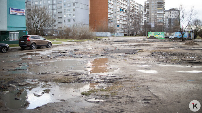 Рядом с отремонтированной улицей грязь и остатки строительного мусора | Фото: Александр Подгорчук / «Клопс»