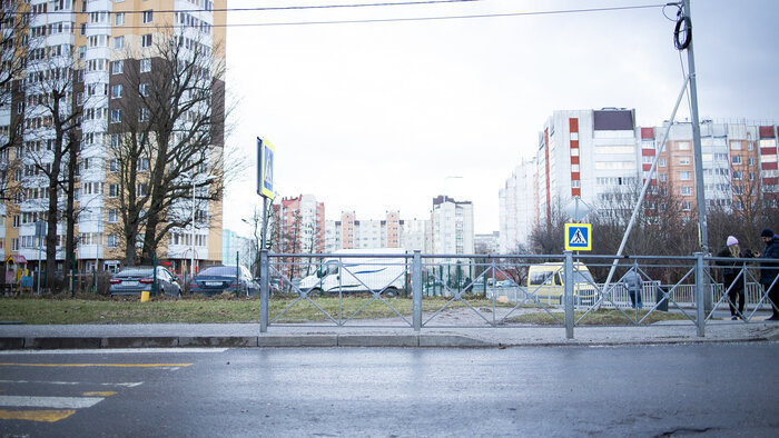 Пешеходный переход в одном месте, занижение бордюра - в другом | Фото: Александр Подгорчук / «Клопс»